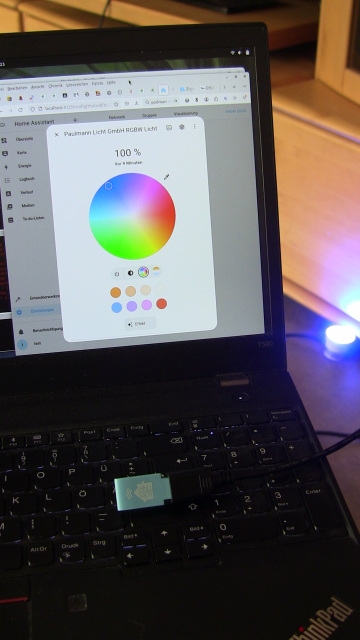 SkyConnect USB-Dongle auf ThinkPad mit Farbkreis-Selektor in HomeAssistant - im Hintergrund eine blau leuchtende LED