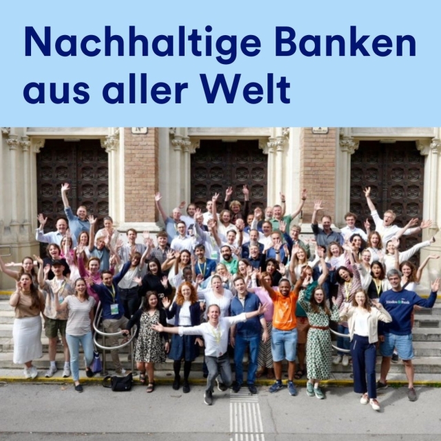 Auf dem Bild sieht man eine Menschenmenge, in die Kamera lachen, darüber der Text: Nachhaltige Banken aus aller Welt.