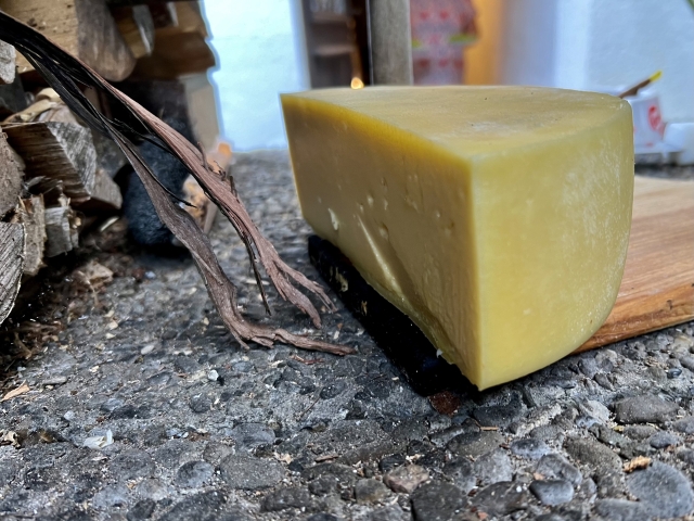 Der Käse auf dem Holzbrett