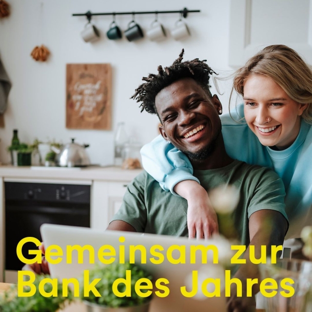 Auf dem Bild sieht man ein Pärchen vor dem Laptop, darüber der Text: "Gemeinsam zur Bank des Jahres".