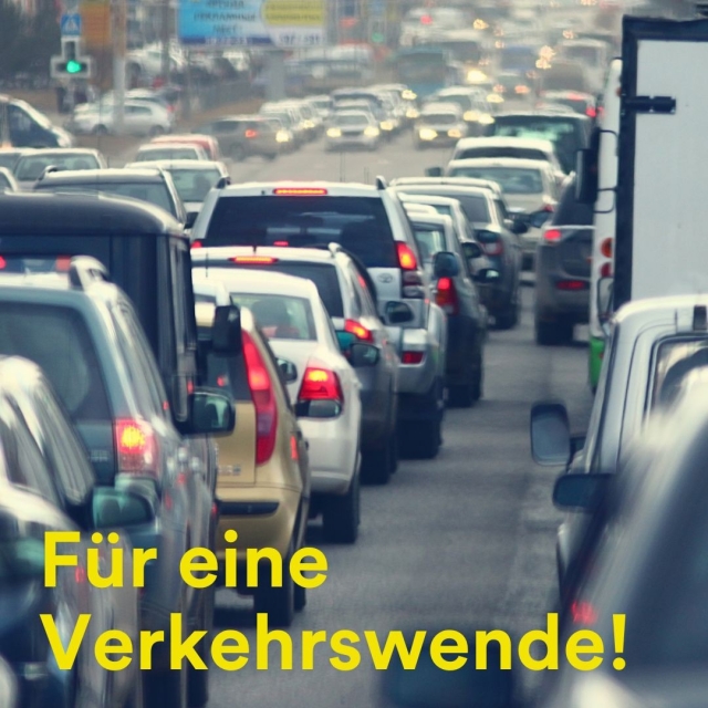 Auf dem Bild sieht man einen Stau voller stehender Autos, darüber der Text "Für eine Verkehrswende!".