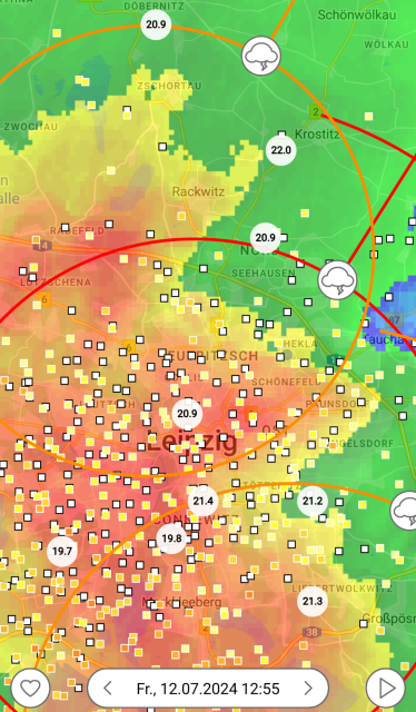 Aktuelle Radarkarte von Leipzig Stadt mit Blitzen und Regen. Die Karte ist übersäht mit Punkten und das Regengebiet ist tiefrot mit bis zu 45l/m2