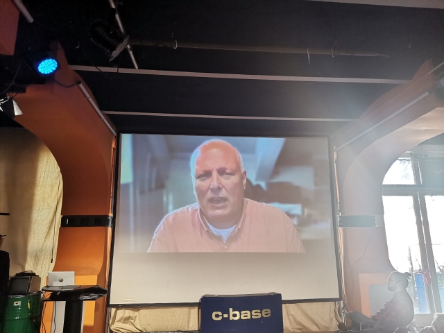 Foto von Ullrich Kelber auf der Leinwand auf der c-base, beim Berliner Fediverse Day.