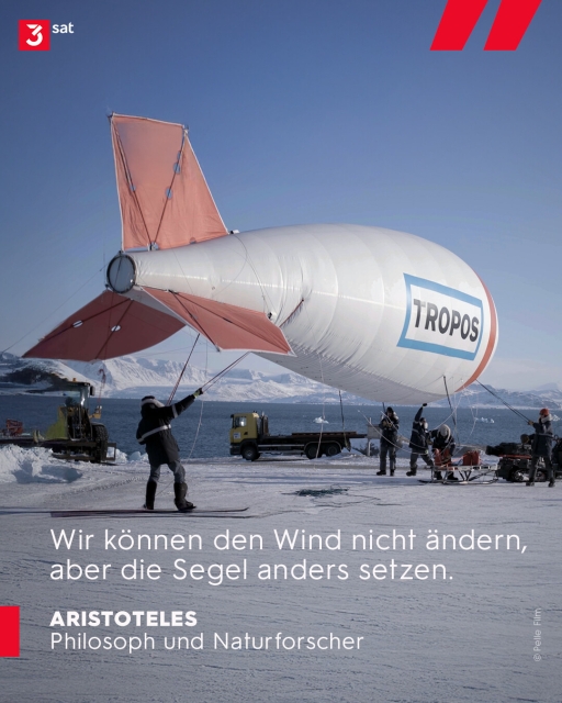 Fünf Personen halten einen großen Fesselballon mit der Aufschrift TROPOS an Seilen fest. Im Hintergrund schneebedeckte Berge. Mit dem Fesselballon untersuchen Forschende des Leibniz-Instituts für Troposphärenforschung (TROPOS) die bodennahen Luftschichten in der Arktis, die eine große Rolle beim Klimawandel dieser Region spielen.
Zitat von Aristoteles auf dem Foto: Wir können den Wind nicht ändern, aber die Segel anders setzen.