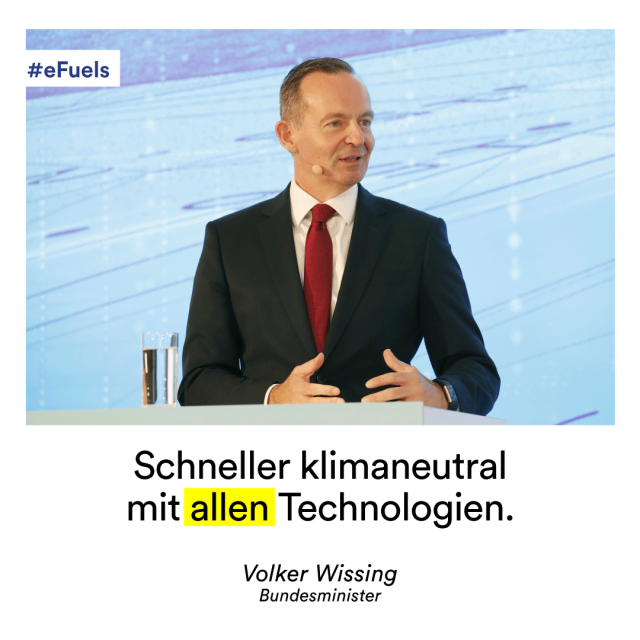 Auf der Grafik steht links oben der Hashtag E-Fuels. Darunter steht ein Zitat von Volker Wissing: Schneller klimaneutral mit allen Technologien. Das Wort "alle" ist farblich hervorgehoben. Auf der Grafik ist ein Foto des Bundesministers zu sehen. 